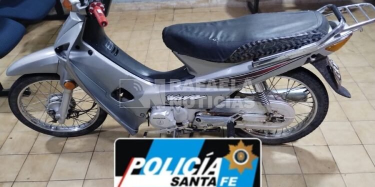 Ocultó una moto robada en una casa abandonada y terminó detenido