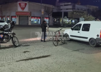 Accidente entre una camioneta y una bicicleta en pleno centro