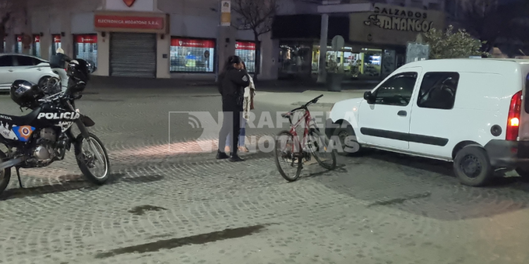 Accidente entre una camioneta y una bicicleta en pleno centro