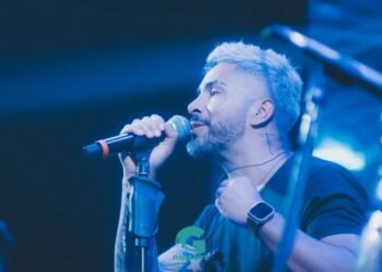 El cantante de «Dale Q´Va» se cayó del escenario de Bomberos en San Francisco