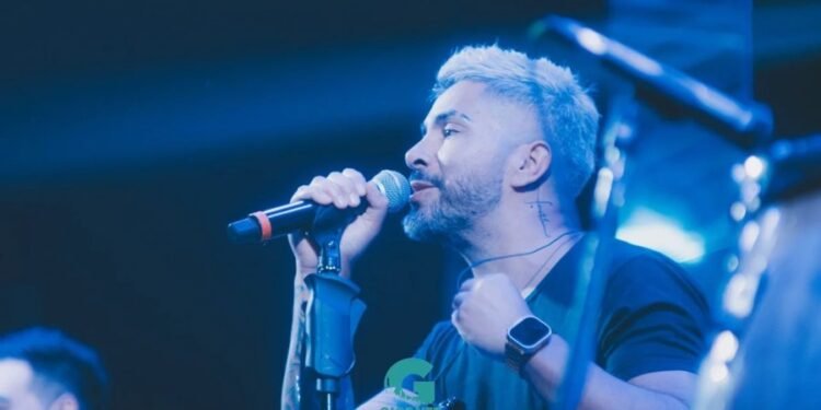 El cantante de «Dale Q´Va» se cayó del escenario de Bomberos en San Francisco