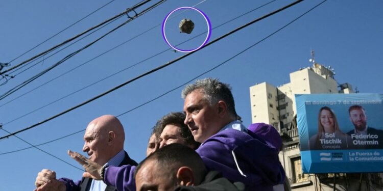 Tensión en Lomas de Zamora: atacaron la caravana de Javier Milei en el inicio de la campaña electoral