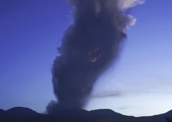 Japón bajo alerta por la erupción del volcán Shinmoe