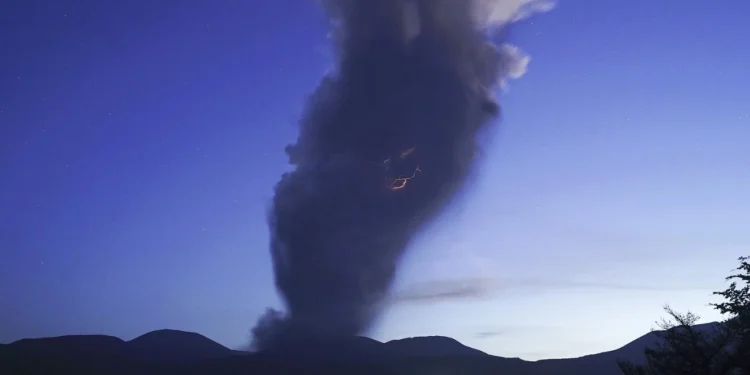 Japón bajo alerta por la erupción del volcán Shinmoe