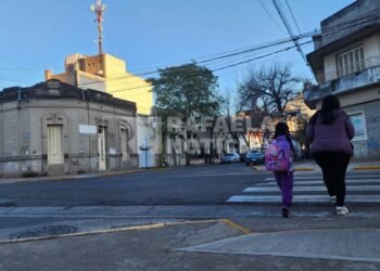 Docentes y alumnos piden semáforos en una esquina que consideran de alto riesgo