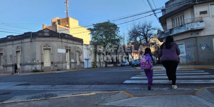 Docentes y alumnos piden semáforos en una esquina que consideran de alto riesgo