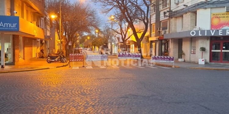 Corte de calle por obras de adoquinado en el centro