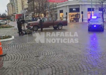 Accidente en la rotonda de Plaza 25 de Mayo: colisionaron una moto y una camioneta