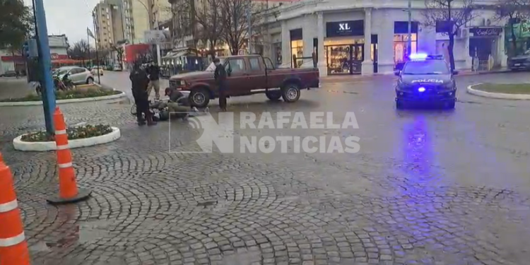 Accidente en la rotonda de Plaza 25 de Mayo: colisionaron una moto y una camioneta