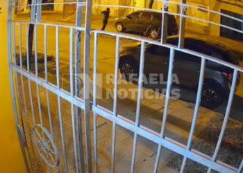 Robo en barrio 9 de Julio: un delincuente se llevó plata y un celular de un auto