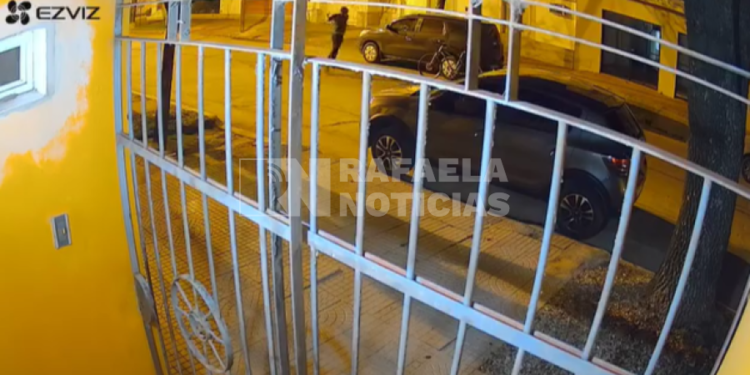 Robo en barrio 9 de Julio: un delincuente se llevó plata y un celular de un auto