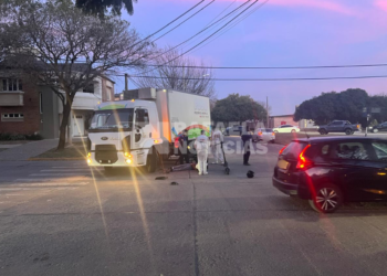 Accidente en barrio Pizzurno entre un camión y una moto