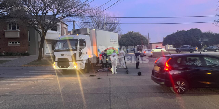 Accidente en barrio Pizzurno entre un camión y una moto