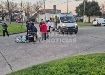 Circulaba en moto, desde una camioneta abrieron la puerta y terminó hospitalizada