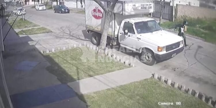 Barrio Fátima: se llevó 100 mil pesos en mercadería desde una camioneta estacionada