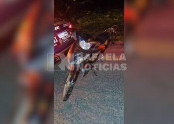 Hallaron una motocicleta abandonada en un terreno baldío