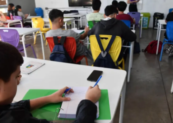 Celulares en las aulas: 8 de cada 10 estudiantes santafesinos los llevan y piden regulación