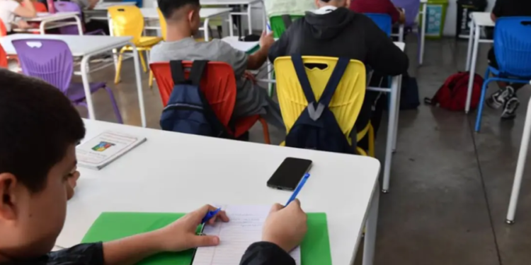 Celulares en las aulas: 8 de cada 10 estudiantes santafesinos los llevan y piden regulación