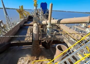 ¿Cuál es el impacto ambiental? Cómo se draga el lecho del Paraná para que operen buques de ultramar