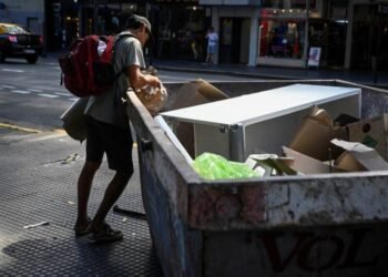 Según el Indec, la pobreza bajó al 31,6% en el primer semestre de 2025, el nivel más bajo en siete años