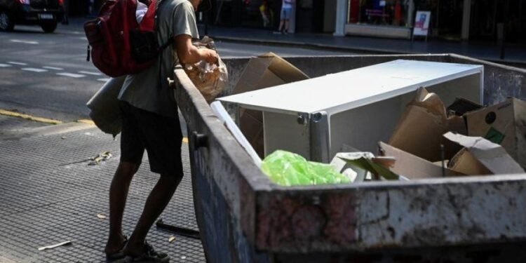 Según el Indec, la pobreza bajó al 31,6% en el primer semestre de 2025, el nivel más bajo en siete años