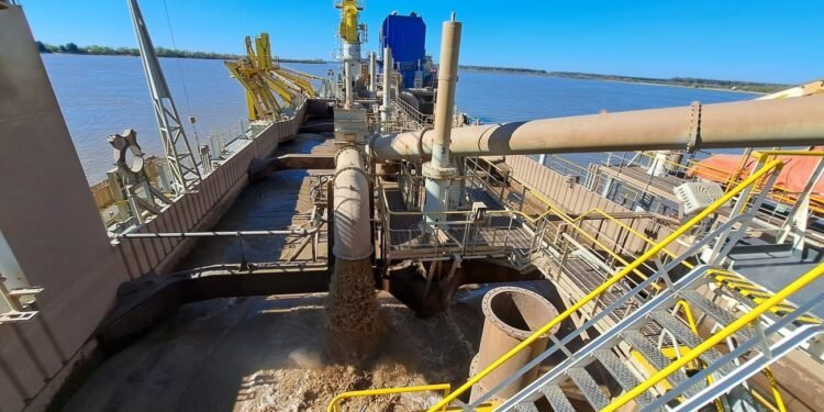 ¿Cuál es el impacto ambiental? Cómo se draga el lecho del Paraná para que operen buques de ultramar