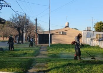 Luego de las intensas lluvias, realizan tareas de desmalezado en Rafaela