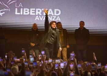 Milei en Moreno: habló de “empate técnico”, defendió a Karina y prometió “pintar de violeta” la provincia