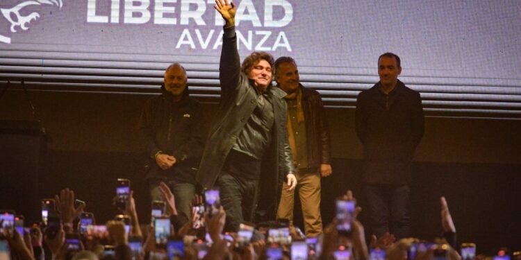 Milei en Moreno: habló de “empate técnico”, defendió a Karina y prometió “pintar de violeta” la provincia