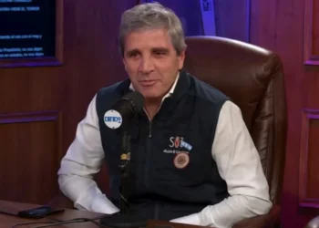 En el techo de la banda Luis Caputo aseguró que venderá todos los dólares que hagan falta