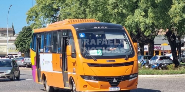 Iniciaron un sumario a un chofer municipal: 20 minutos de demora y una pasajera “no oficial” en el minibús