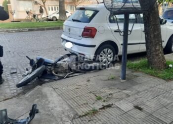 Impactante choque en Bv. Lehmann: una motociclista resultó herida y el otro conductor se fugó