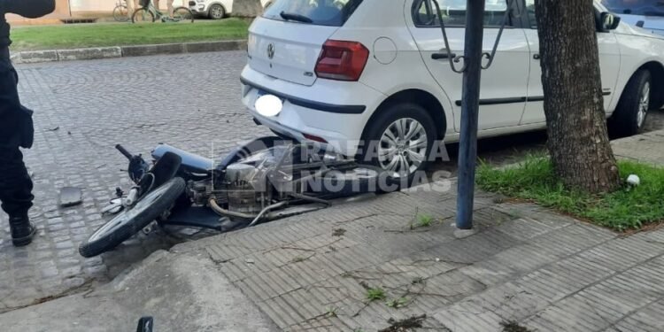 Impactante choque en Bv. Lehmann: una motociclista resultó herida y el otro conductor se fugó