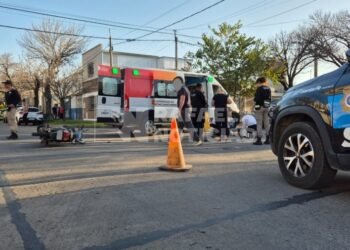 Una mujer fue hospitalizada tras un fuerte choque en barrio 9 de Julio