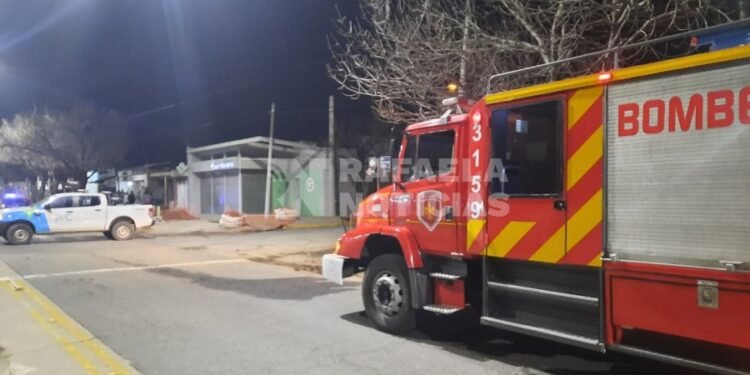 En medio de las llamas, Bomberos rescataron a una persona durante un incendio en Rafaela