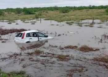Cinco policías que trabajan en Rafaela terminaron con el auto en medio del agua