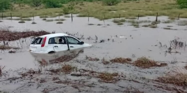 Cinco policías que trabajan en Rafaela terminaron con el auto en medio del agua