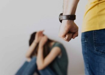 Violencia de género en Rafaela: golpeó a su pareja y la atacó con un cable