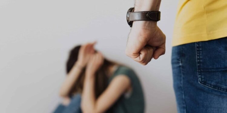 Violencia de género en Rafaela: golpeó a su pareja y la atacó con un cable