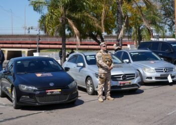 Exhibieron en la Costanera santafesina vehículos incautados al delito que serán subastados este jueves