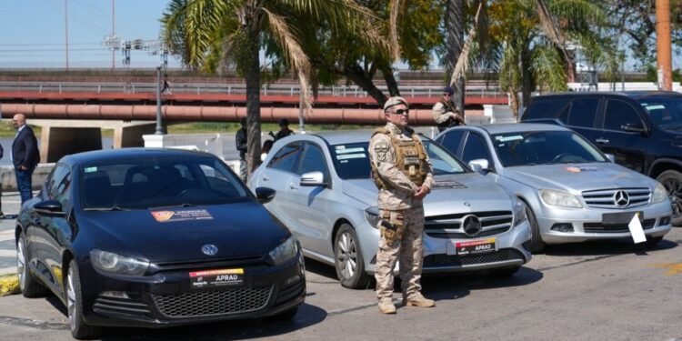 Exhibieron en la Costanera santafesina vehículos incautados al delito que serán subastados este jueves