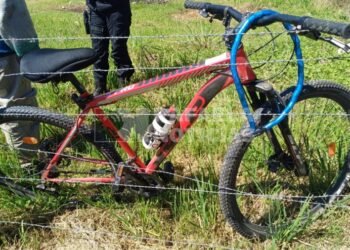 Fueron a pedirle que desaloje el lugar y se encontraron con una bicicleta robada