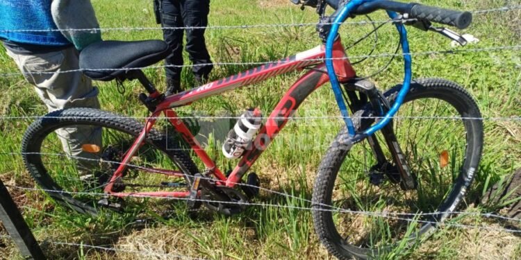 Fueron a pedirle que desaloje el lugar y se encontraron con una bicicleta robada