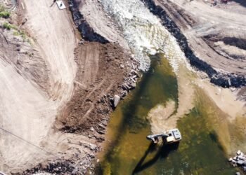 El Gobierno Provincial continúa con la construcción de la estructura subterránea para frenar el retroceso de la Cascada Saladillo