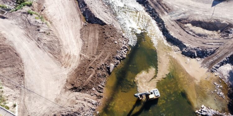 El Gobierno Provincial continúa con la construcción de la estructura subterránea para frenar el retroceso de la Cascada Saladillo
