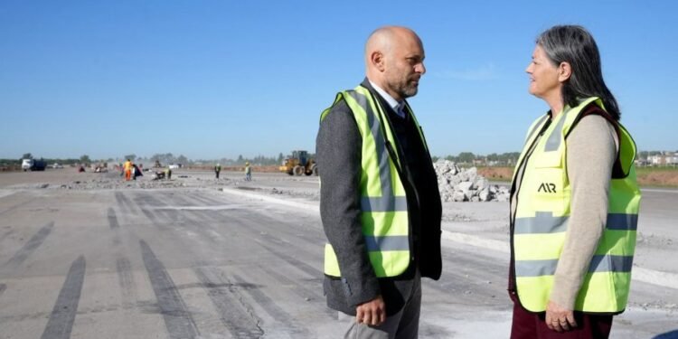 Rosario: Puccini recorrió los trabajos en la pista del aeropuerto y anunció nuevas conexiones aéreas