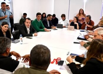 Diputados recibieron a trabajadores de Algodonera Avellaneda