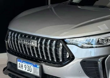 El 1 de octubre de 2025, el mundo despidió a Jane Goodall, etóloga y pionera en la defensa de los animales y la conservación ambiental. Su legado, sin embargo, sigue vivo en cada acción que promueve la empatía, la educación y el compromiso comunitario.  Goodall revolucionó la ciencia al demostrar que los chimpancés usan herramientas, cazan y forman vínculos afectivos, desafiando la idea de que solo los humanos poseen inteligencia compleja. Fundó el Instituto Jane Goodall y el programa Roots & Shoots, que conecta a jóvenes con proyectos locales para proteger animales, comunidades y naturaleza.   En Rafaela, donde las ordenanzas municipales prohíben los refugios permanentes para evitar el abandono sistemático de animales, el enfoque de Goodall resulta especialmente pertinente. Organizaciones protectoras y hogares de tránsito sostienen la tarea de cuidado desde el compromiso ético y comunitario.  Roots & Shoots (Raíces y Brotes) ofrece un modelo replicable para nuestra ciudad y localidades vecinas: educación ambiental con enfoque empático, participación juvenil, y proyectos de triple impacto que integren lo social, lo animal y lo ambiental.   Como ella afirmaba: “Cuidar el planeta es cuidar de nosotros mismos.” Hoy, su mensaje nos convoca a transformar el dolor por su partida en acción colectiva.