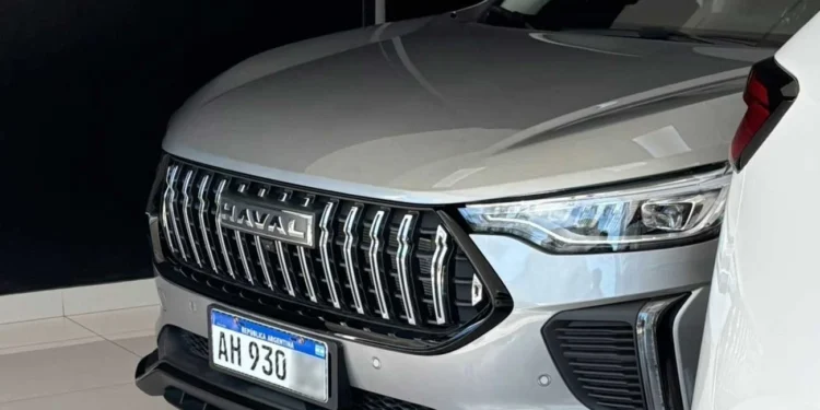 El 1 de octubre de 2025, el mundo despidió a Jane Goodall, etóloga y pionera en la defensa de los animales y la conservación ambiental. Su legado, sin embargo, sigue vivo en cada acción que promueve la empatía, la educación y el compromiso comunitario.  Goodall revolucionó la ciencia al demostrar que los chimpancés usan herramientas, cazan y forman vínculos afectivos, desafiando la idea de que solo los humanos poseen inteligencia compleja. Fundó el Instituto Jane Goodall y el programa Roots & Shoots, que conecta a jóvenes con proyectos locales para proteger animales, comunidades y naturaleza.   En Rafaela, donde las ordenanzas municipales prohíben los refugios permanentes para evitar el abandono sistemático de animales, el enfoque de Goodall resulta especialmente pertinente. Organizaciones protectoras y hogares de tránsito sostienen la tarea de cuidado desde el compromiso ético y comunitario.  Roots & Shoots (Raíces y Brotes) ofrece un modelo replicable para nuestra ciudad y localidades vecinas: educación ambiental con enfoque empático, participación juvenil, y proyectos de triple impacto que integren lo social, lo animal y lo ambiental.   Como ella afirmaba: “Cuidar el planeta es cuidar de nosotros mismos.” Hoy, su mensaje nos convoca a transformar el dolor por su partida en acción colectiva.