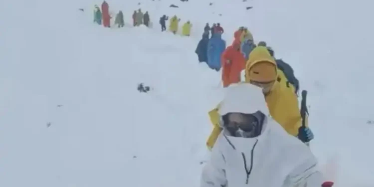 Crisis en altura Tormenta en el Everest: rescatan a cientos de montañistas pero aún hay personas atrapadas